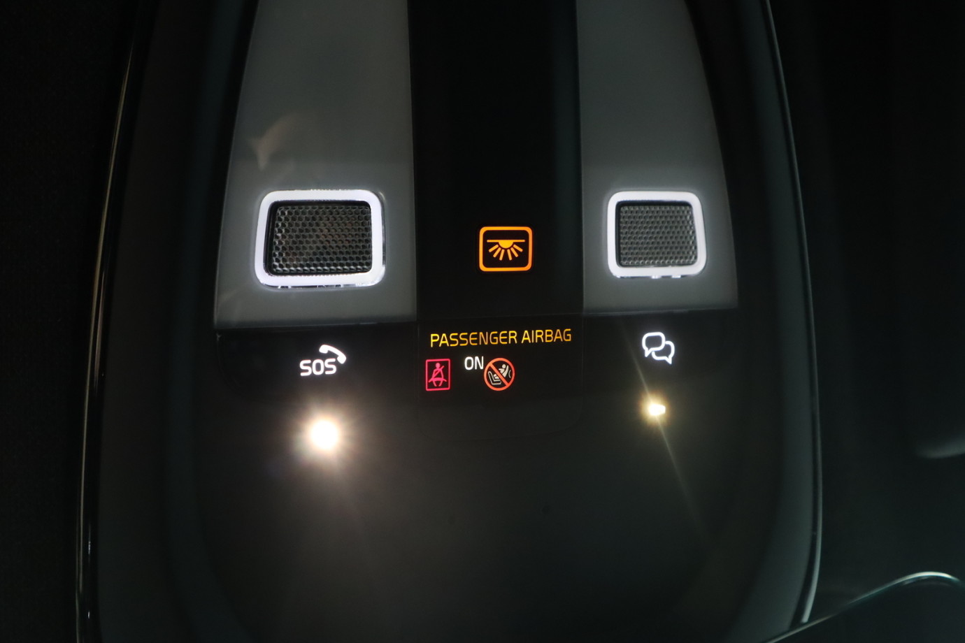 Esittelykuva VOLVO EX40 täyssähköautosta.