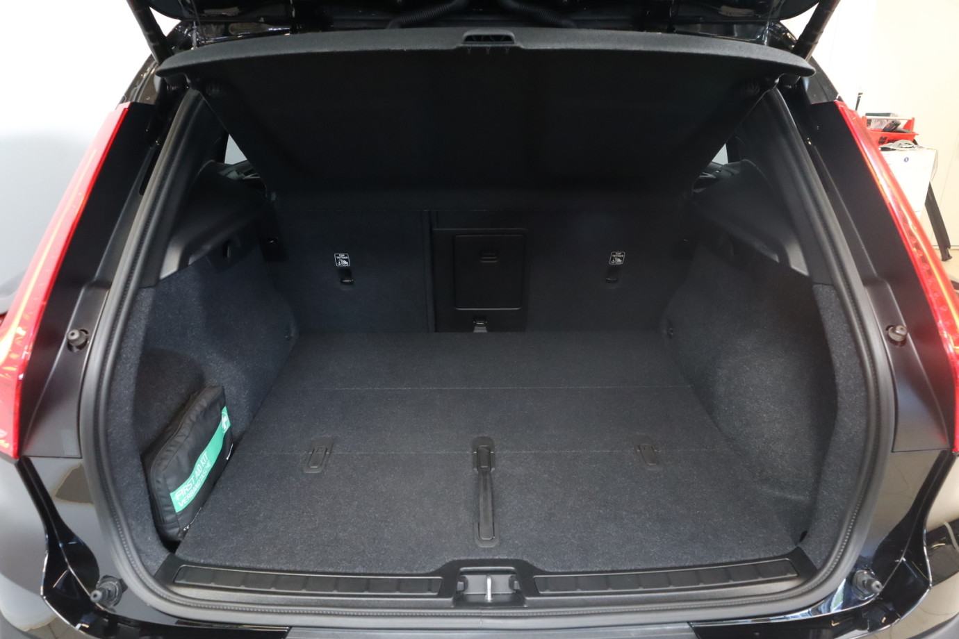 Esittelykuva VOLVO EX40 täyssähköautosta.