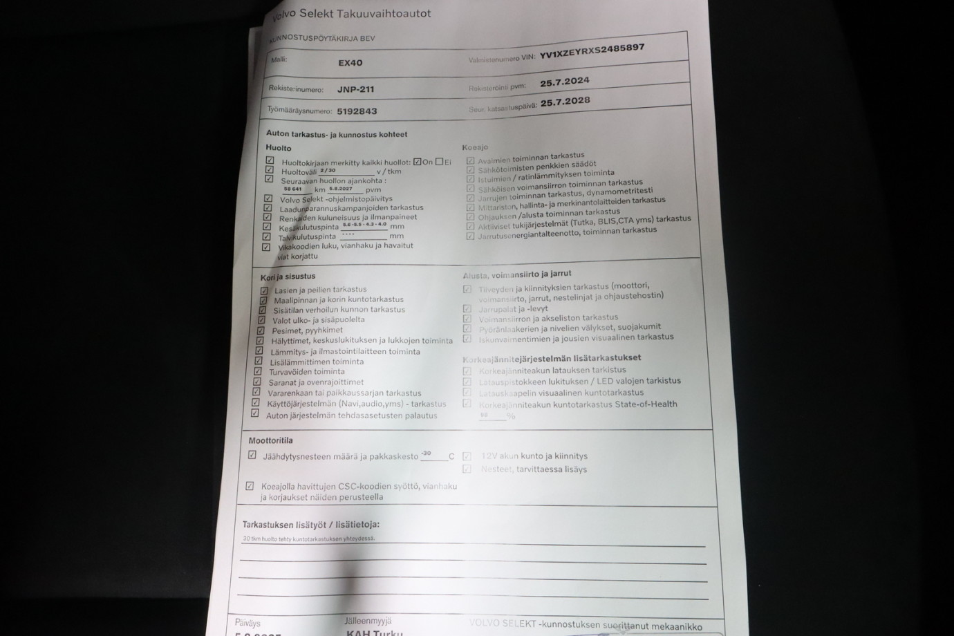 Esittelykuva VOLVO EX40 täyssähköautosta.