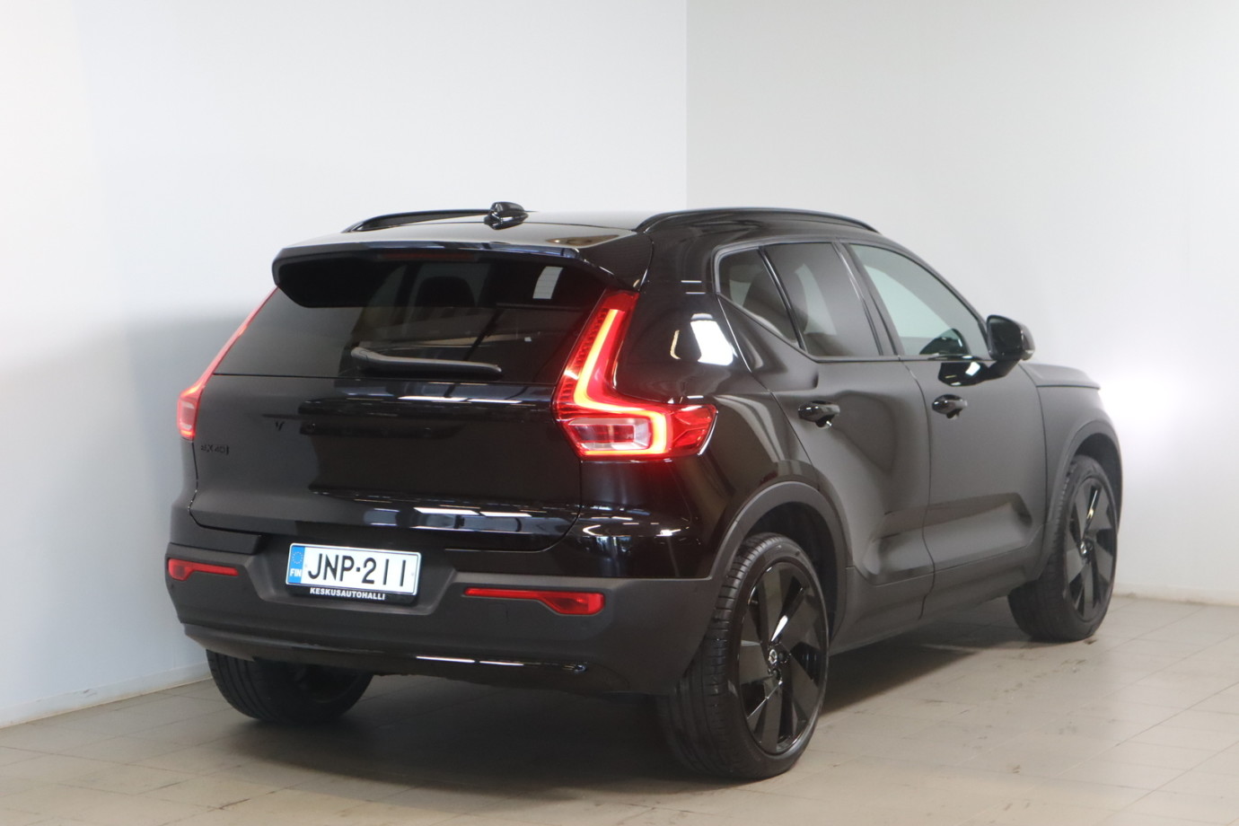 Esittelykuva VOLVO EX40 täyssähköautosta.