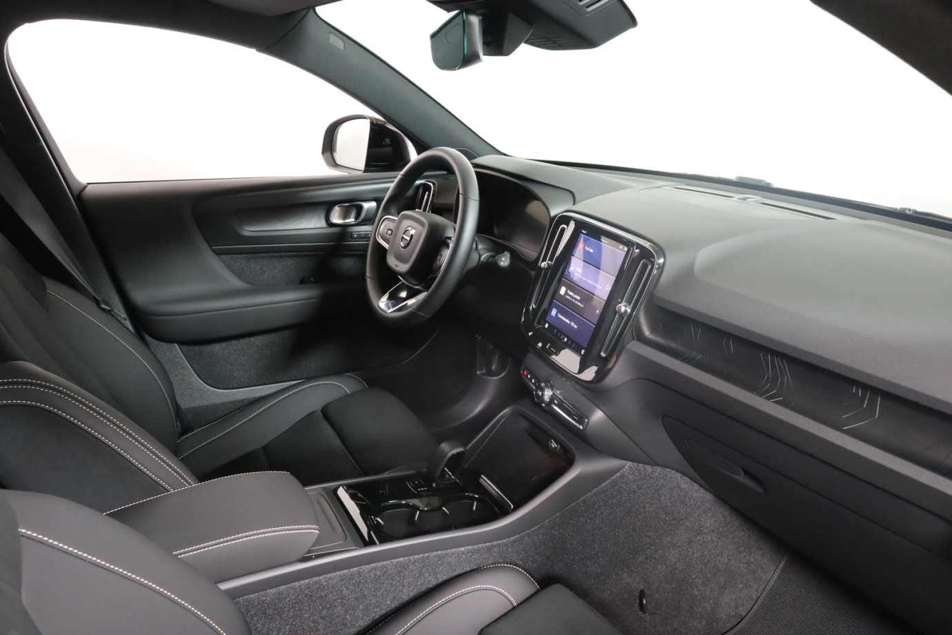 Esittelykuva VOLVO EX40 täyssähköautosta.