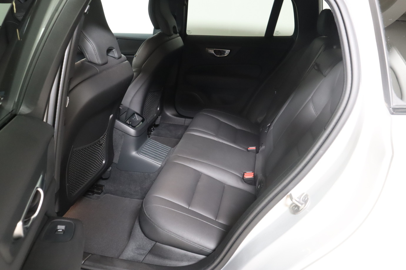 Esittelykuva VOLVO V60 lataushybridiautosta.