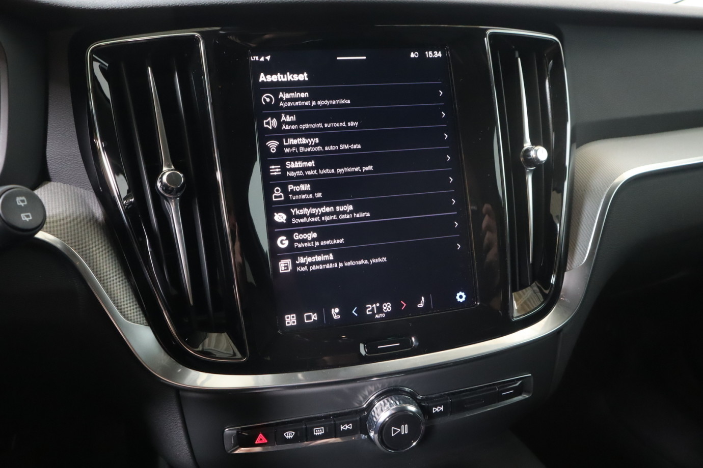 Esittelykuva VOLVO V60 lataushybridiautosta.