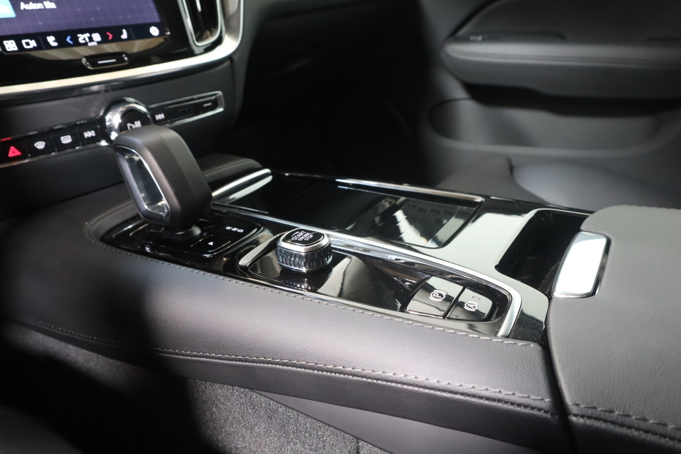 Esittelykuva VOLVO V60 lataushybridiautosta.