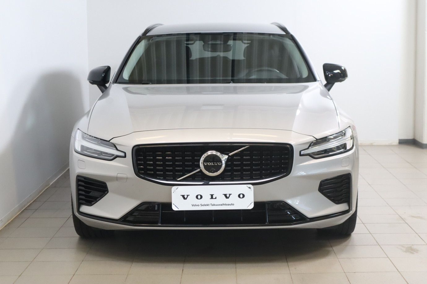 Esittelykuva VOLVO V60 lataushybridiautosta.