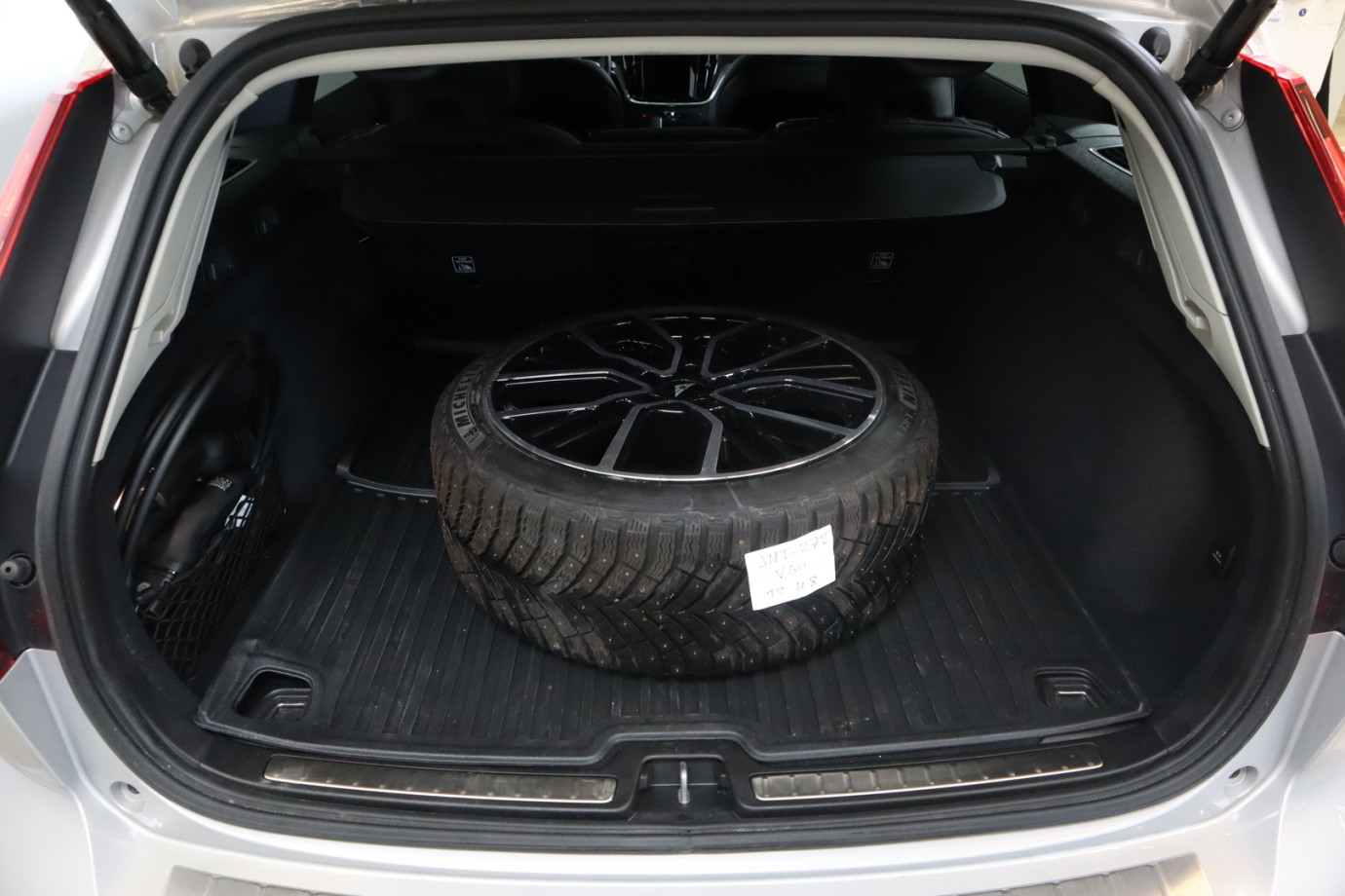 Esittelykuva VOLVO V60 lataushybridiautosta.