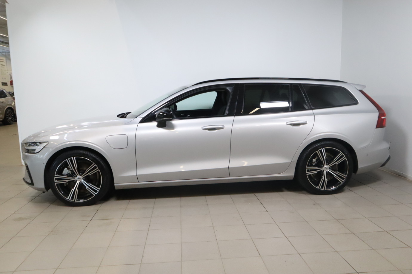Esittelykuva VOLVO V60 lataushybridiautosta.