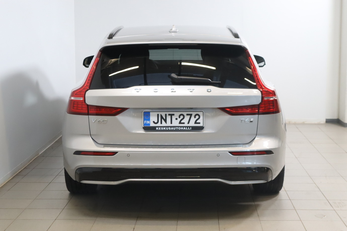 Esittelykuva VOLVO V60 lataushybridiautosta.