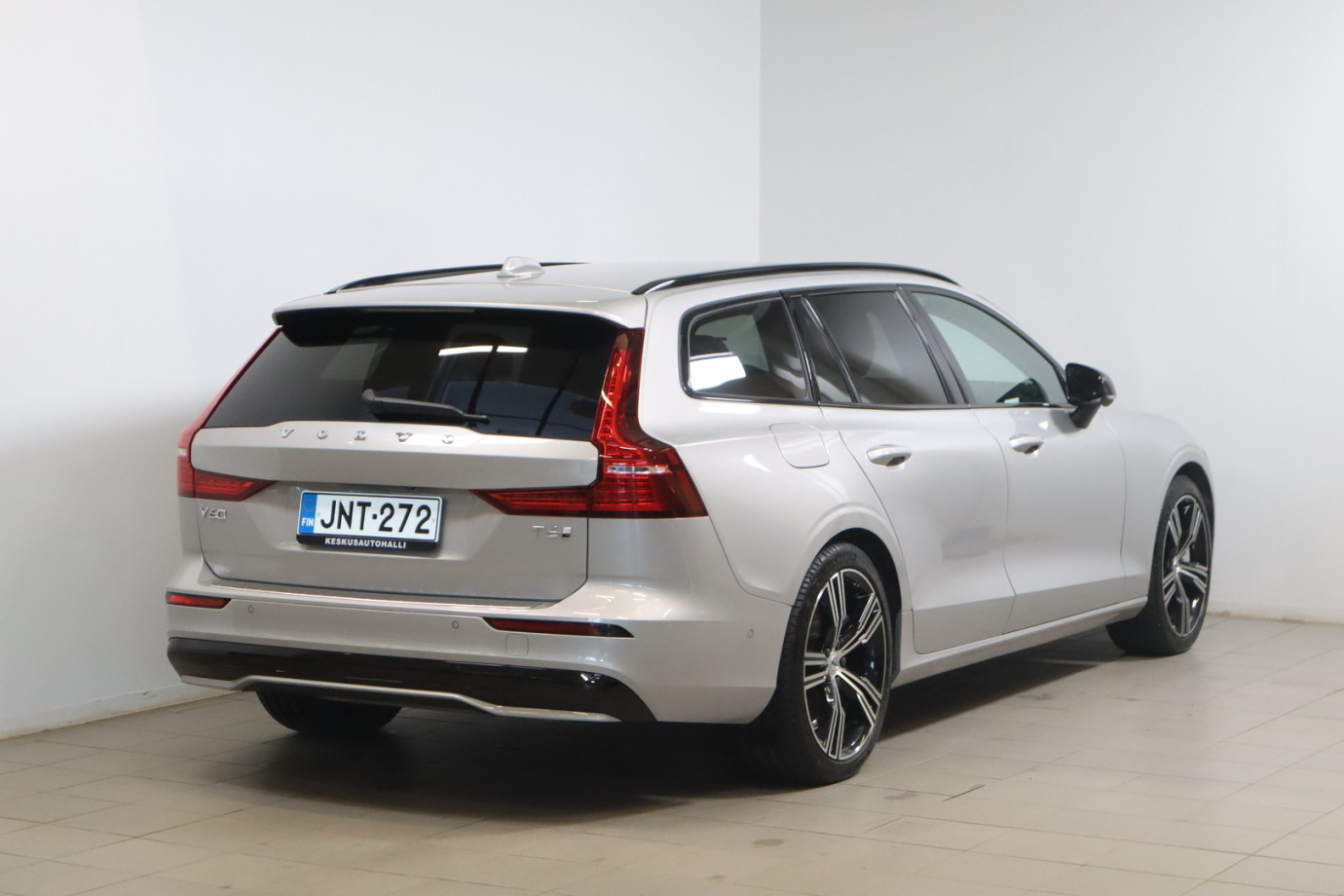 Esittelykuva VOLVO V60 lataushybridiautosta.