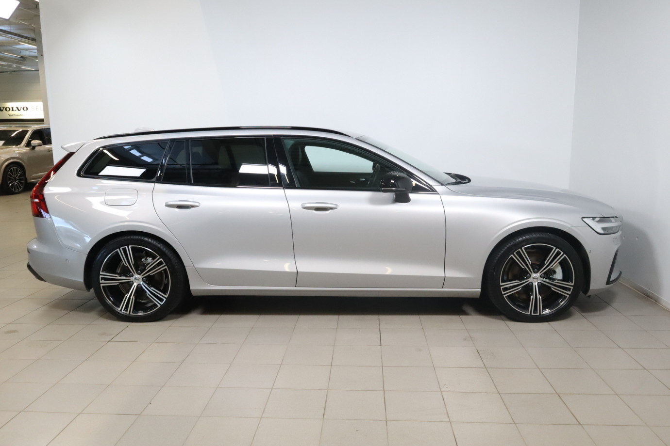 Esittelykuva VOLVO V60 lataushybridiautosta.