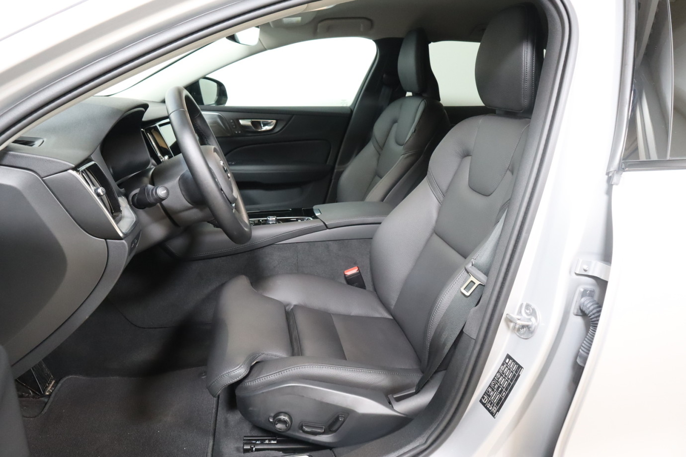 Esittelykuva VOLVO V60 lataushybridiautosta.