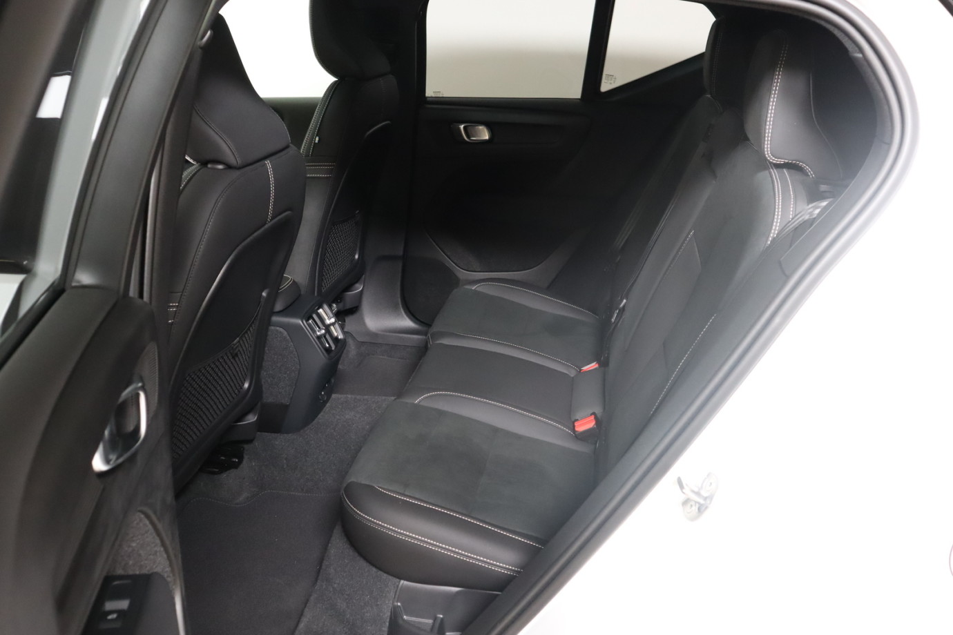 Esittelykuva VOLVO EX40 täyssähköautosta.