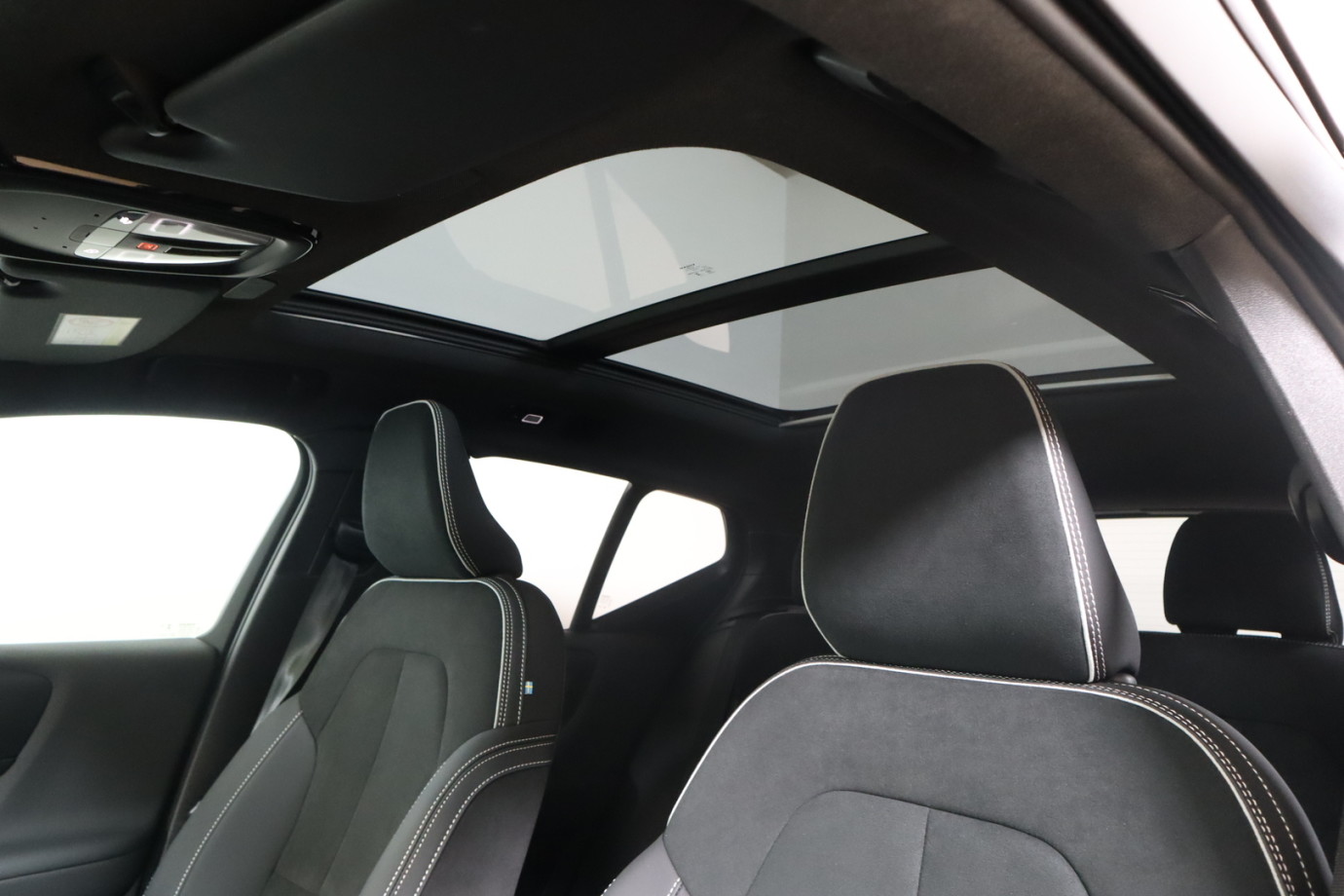 Esittelykuva VOLVO EX40 täyssähköautosta.