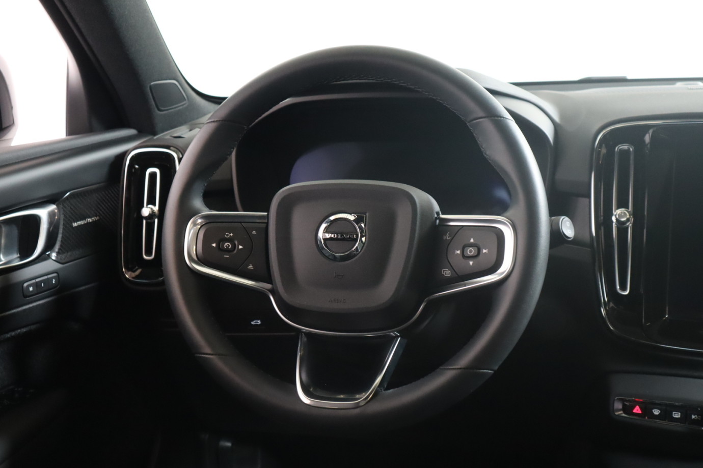 Esittelykuva VOLVO EX40 täyssähköautosta.