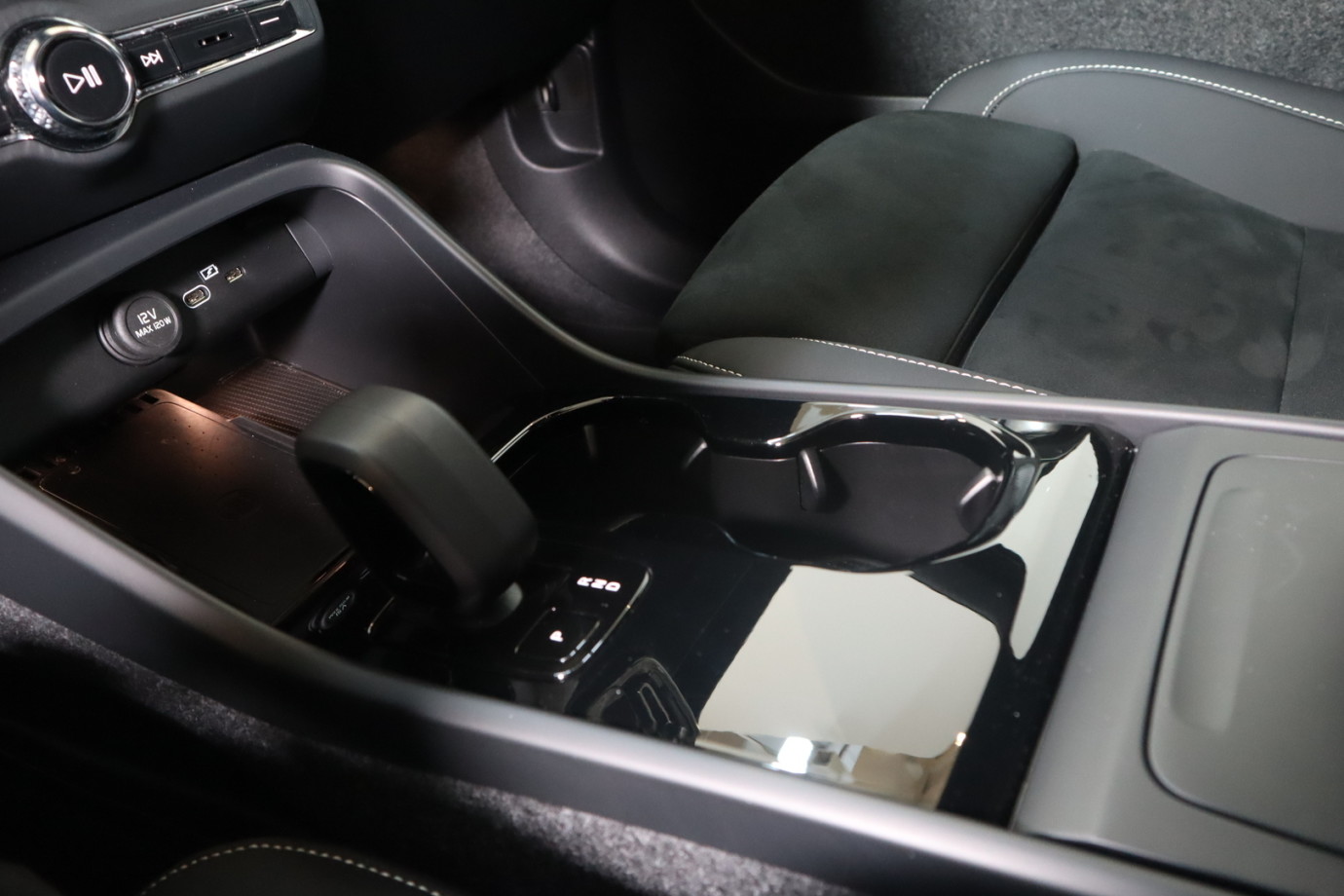 Esittelykuva VOLVO EX40 täyssähköautosta.