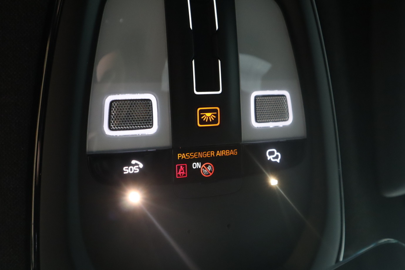 Esittelykuva VOLVO EX40 täyssähköautosta.