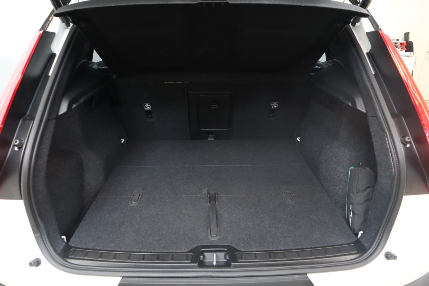 Esittelykuva VOLVO EX40 täyssähköautosta.