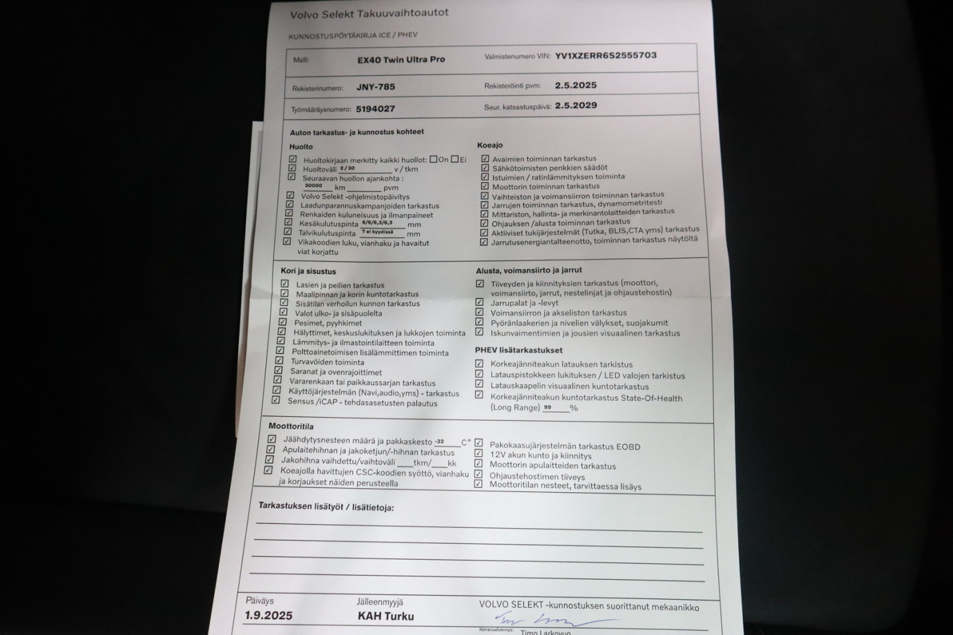 Esittelykuva VOLVO EX40 täyssähköautosta.