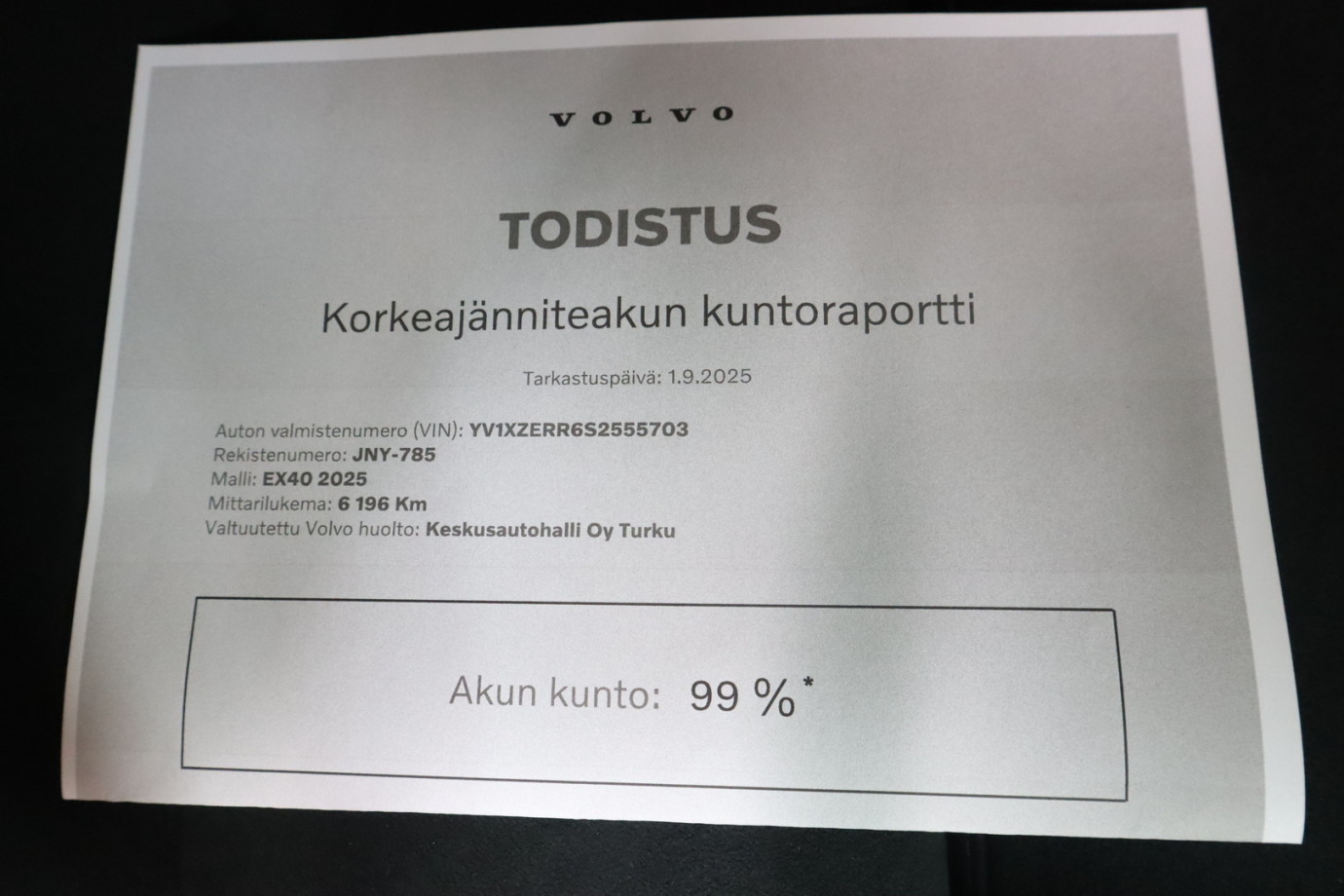 Esittelykuva VOLVO EX40 täyssähköautosta.