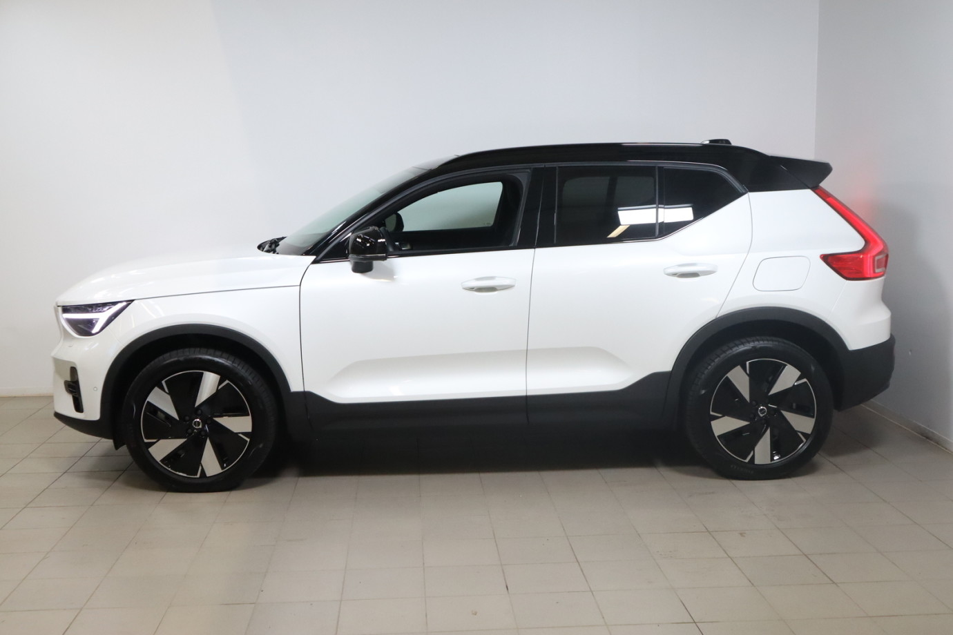 Esittelykuva VOLVO EX40 täyssähköautosta.