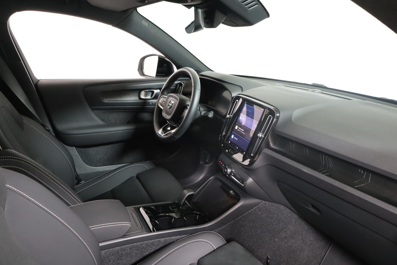 Esittelykuva VOLVO EX40 täyssähköautosta.