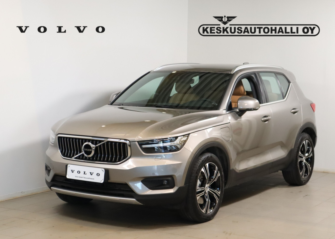 Esittelykuva VOLVO XC40 lataushybridiautosta.