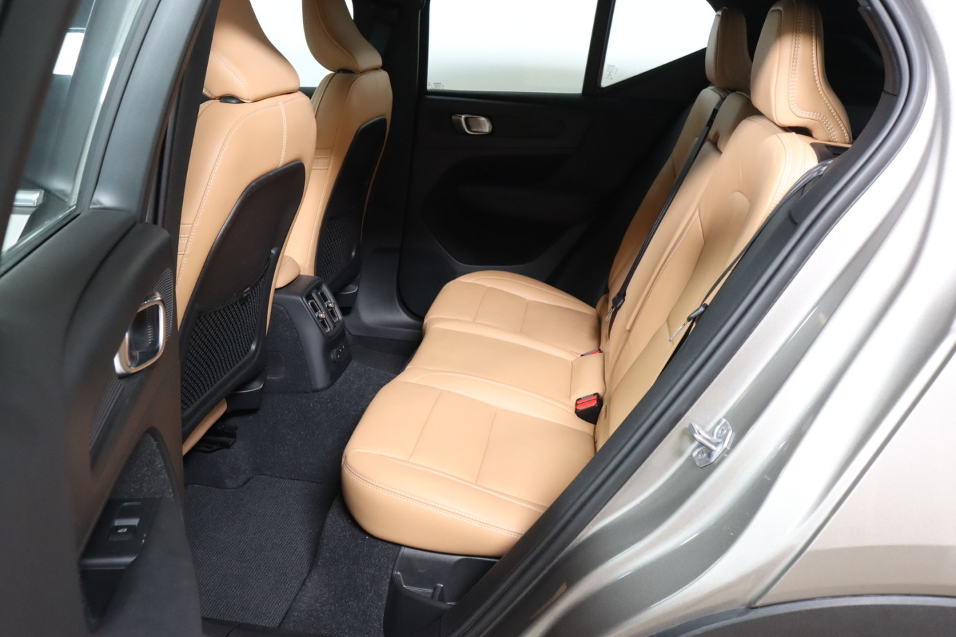 Esittelykuva VOLVO XC40 lataushybridiautosta.