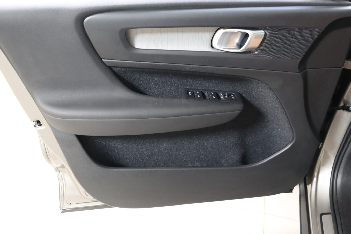 Esittelykuva VOLVO XC40 lataushybridiautosta.