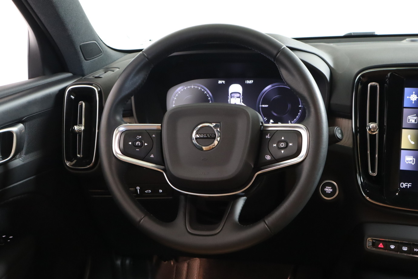 Esittelykuva VOLVO XC40 lataushybridiautosta.