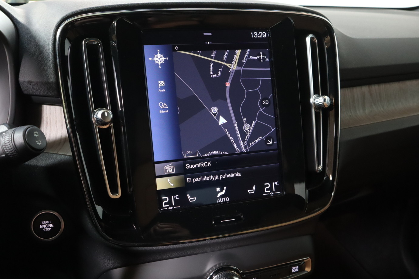 Esittelykuva VOLVO XC40 lataushybridiautosta.