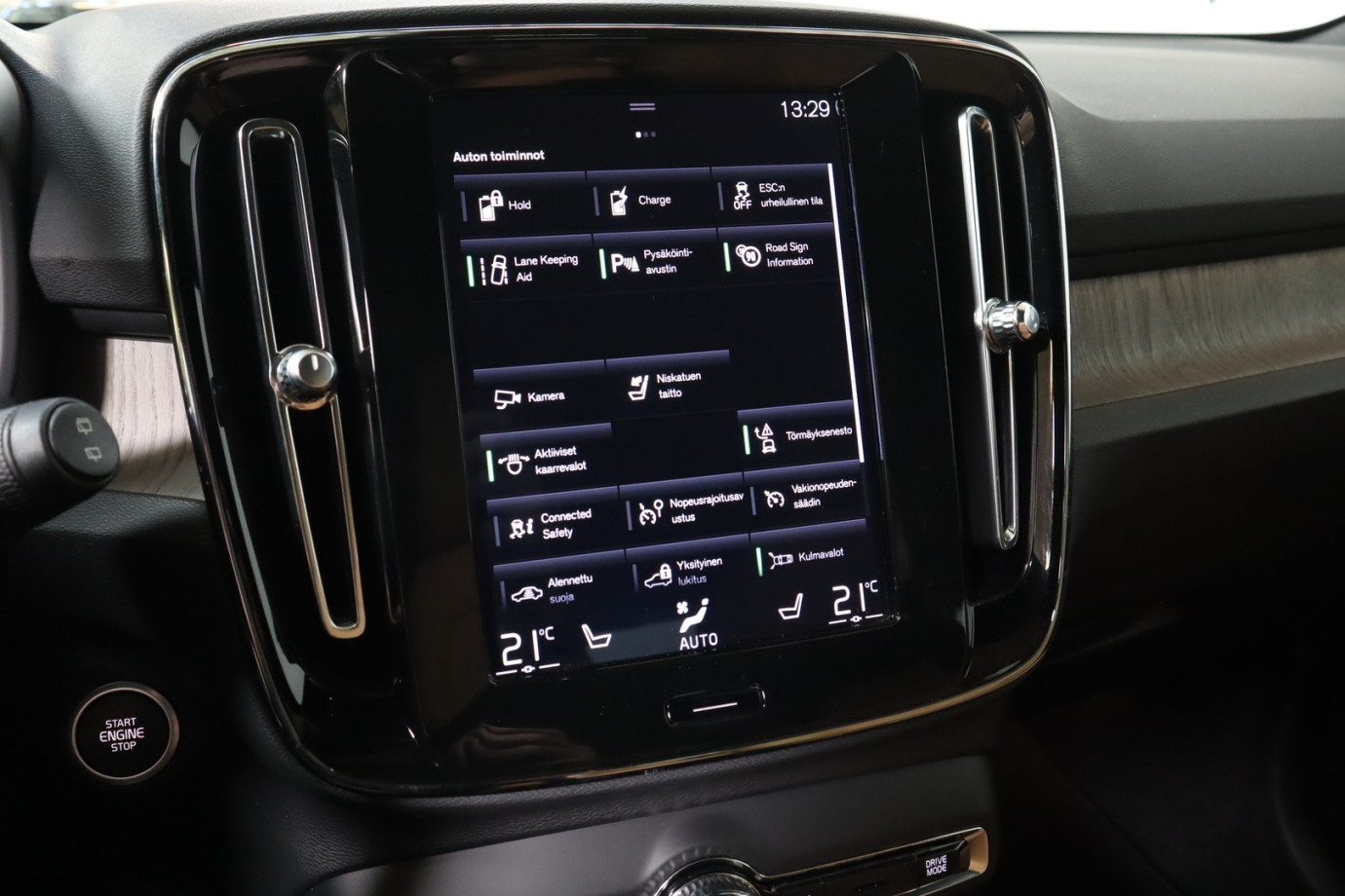 Esittelykuva VOLVO XC40 lataushybridiautosta.