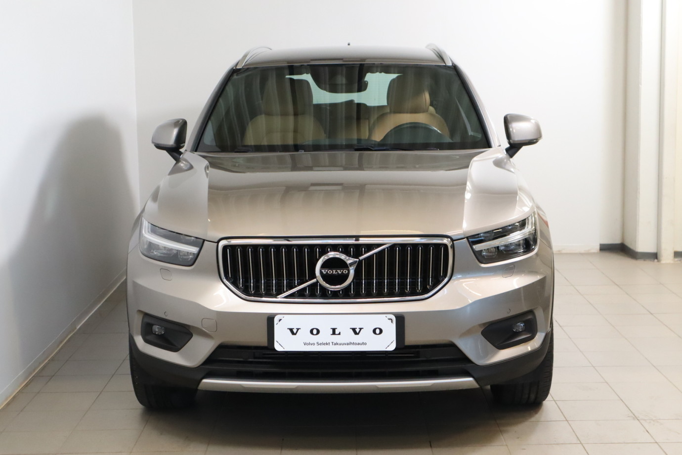 Esittelykuva VOLVO XC40 lataushybridiautosta.