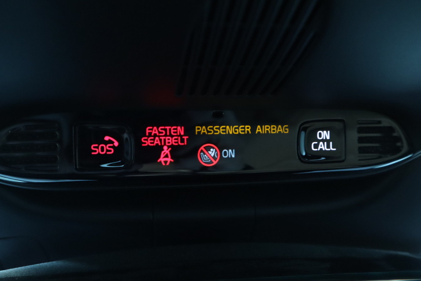 Esittelykuva VOLVO XC40 lataushybridiautosta.