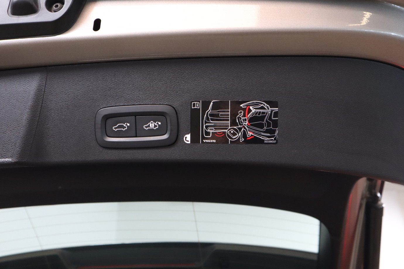 Esittelykuva VOLVO XC40 lataushybridiautosta.