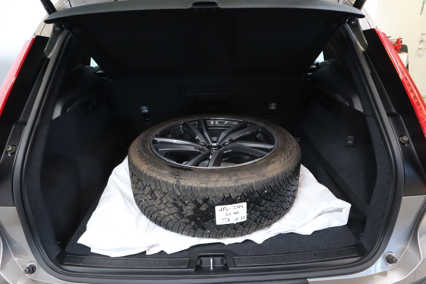 Esittelykuva VOLVO XC40 lataushybridiautosta.