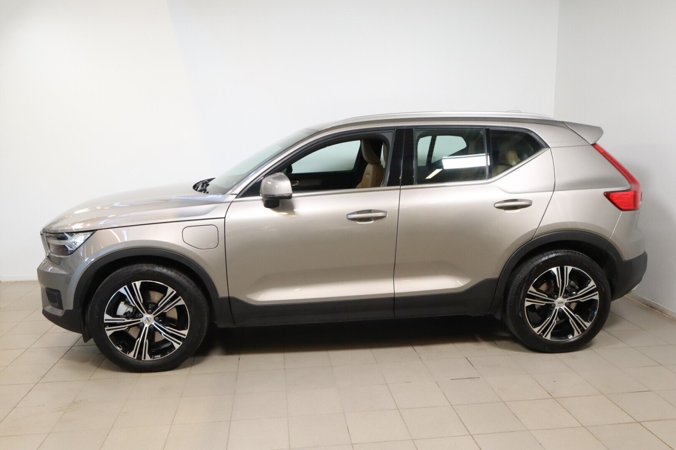 Esittelykuva VOLVO XC40 lataushybridiautosta.
