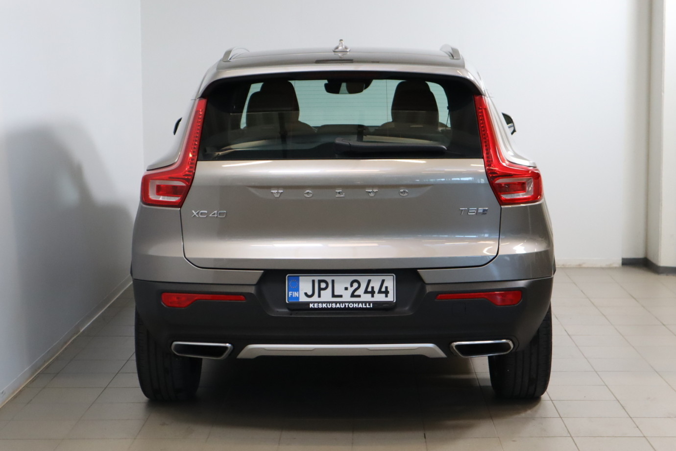 Esittelykuva VOLVO XC40 lataushybridiautosta.