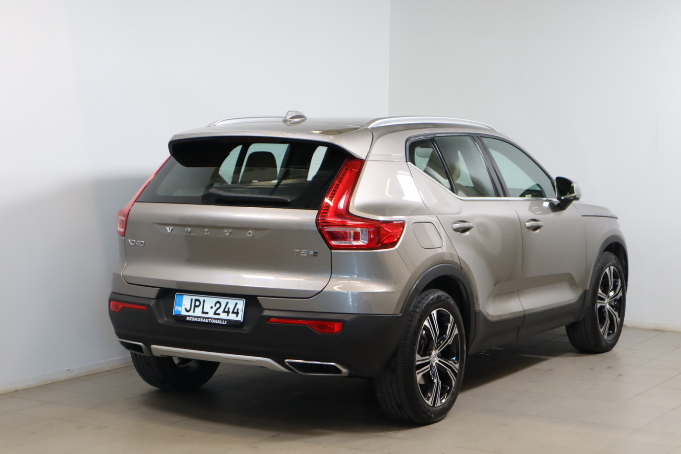 Esittelykuva VOLVO XC40 lataushybridiautosta.
