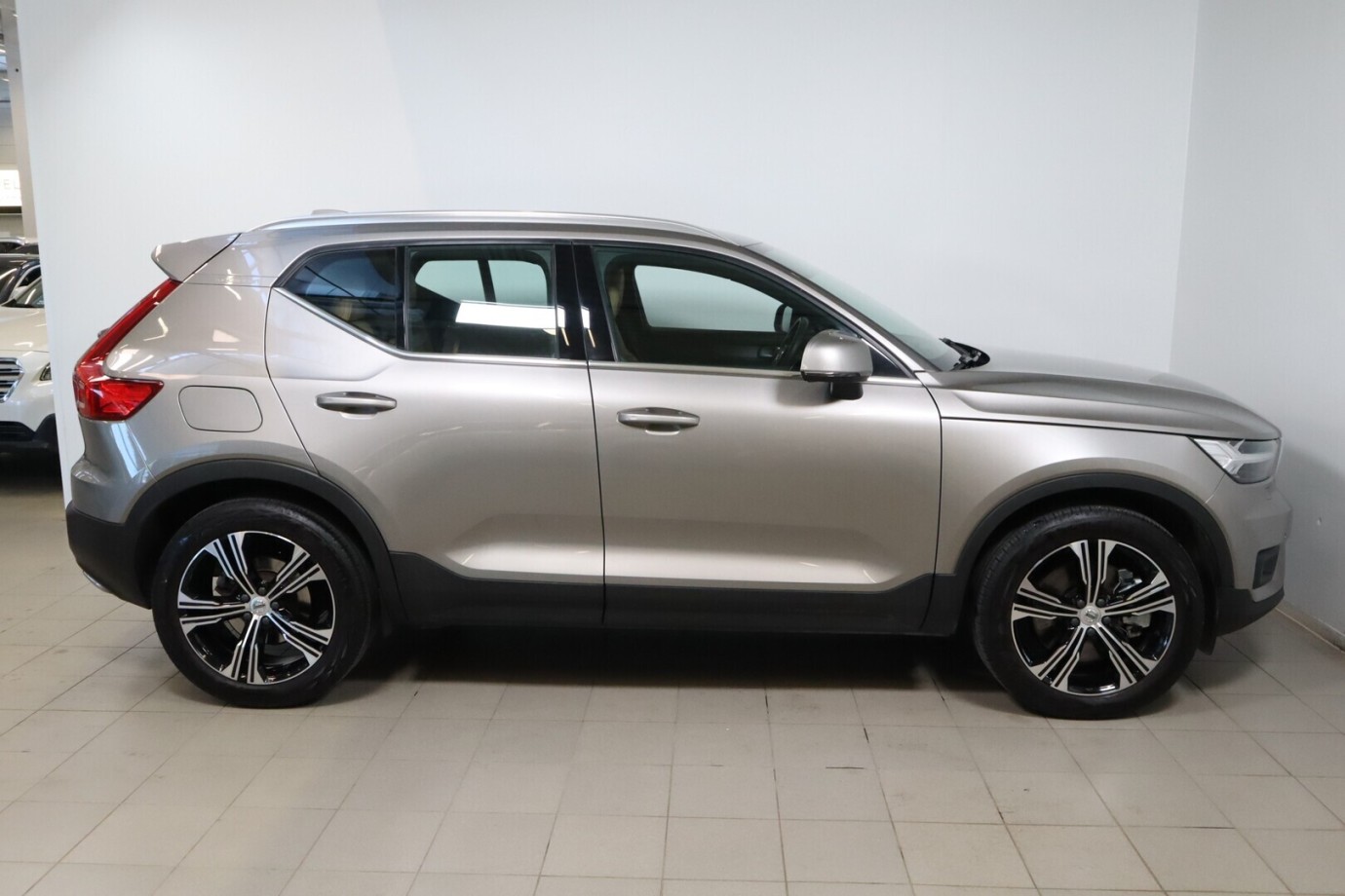 Esittelykuva VOLVO XC40 lataushybridiautosta.