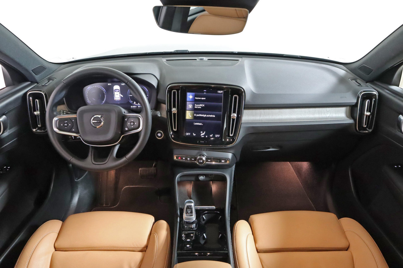 Esittelykuva VOLVO XC40 lataushybridiautosta.