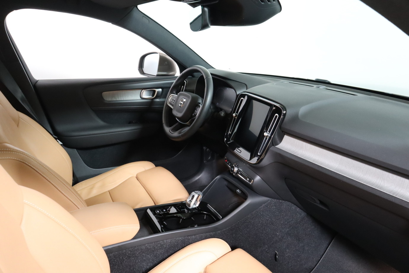 Esittelykuva VOLVO XC40 lataushybridiautosta.