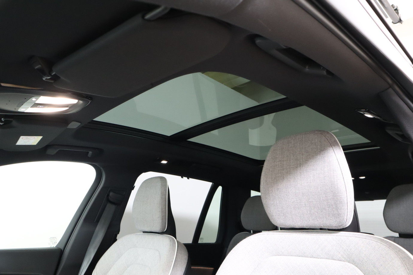 Esittelykuva VOLVO XC90 lataushybridiautosta.
