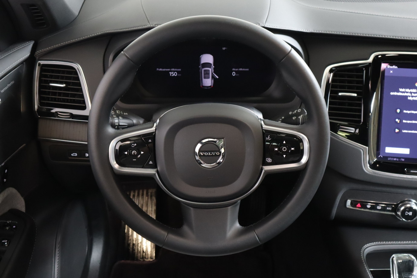 Esittelykuva VOLVO XC90 lataushybridiautosta.
