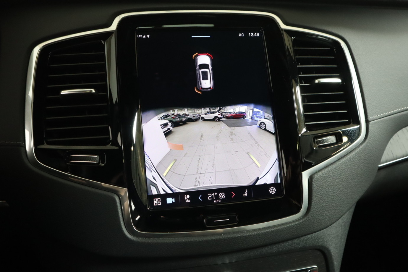 Esittelykuva VOLVO XC90 lataushybridiautosta.