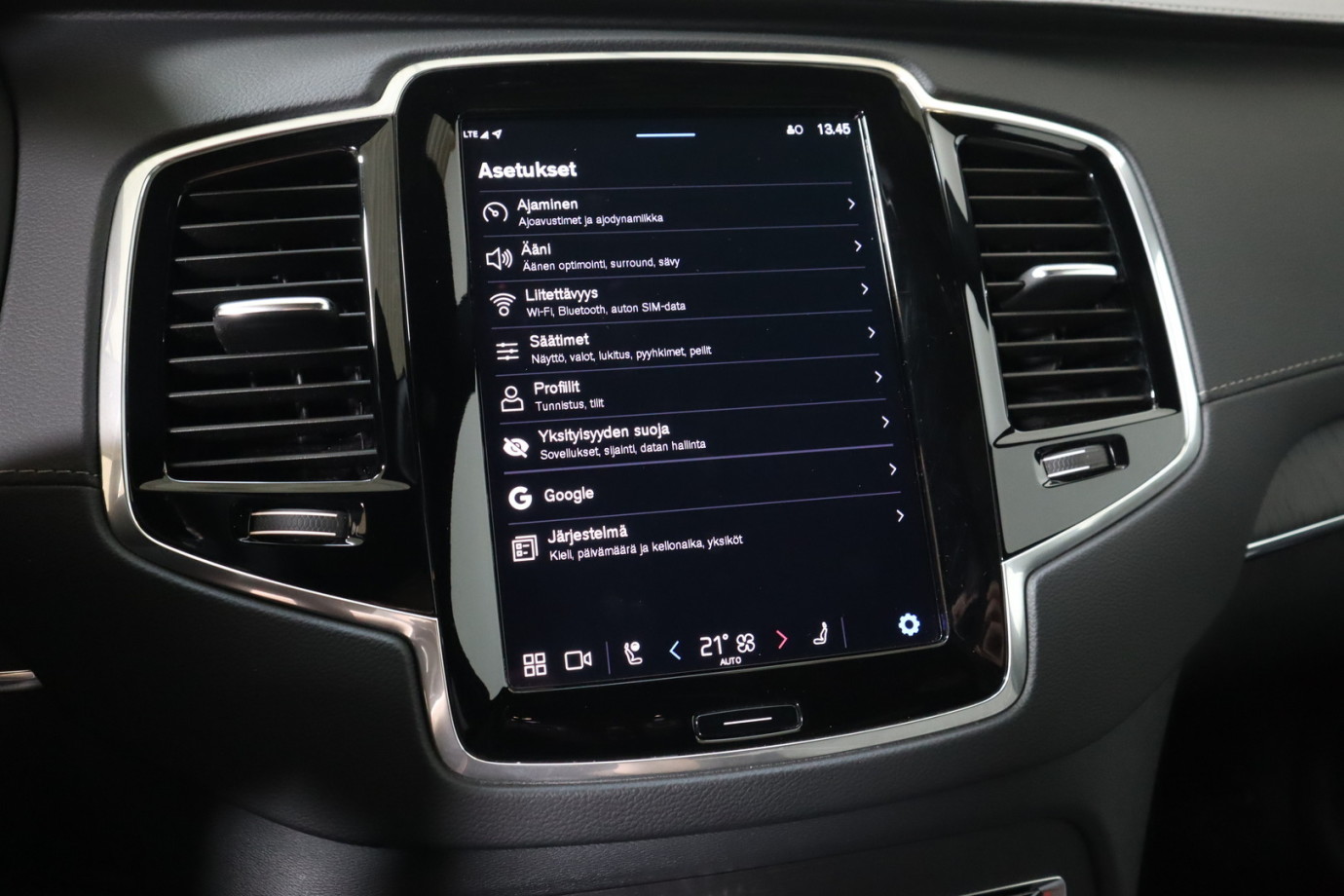 Esittelykuva VOLVO XC90 lataushybridiautosta.