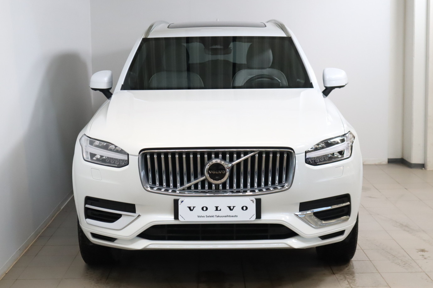 Esittelykuva VOLVO XC90 lataushybridiautosta.