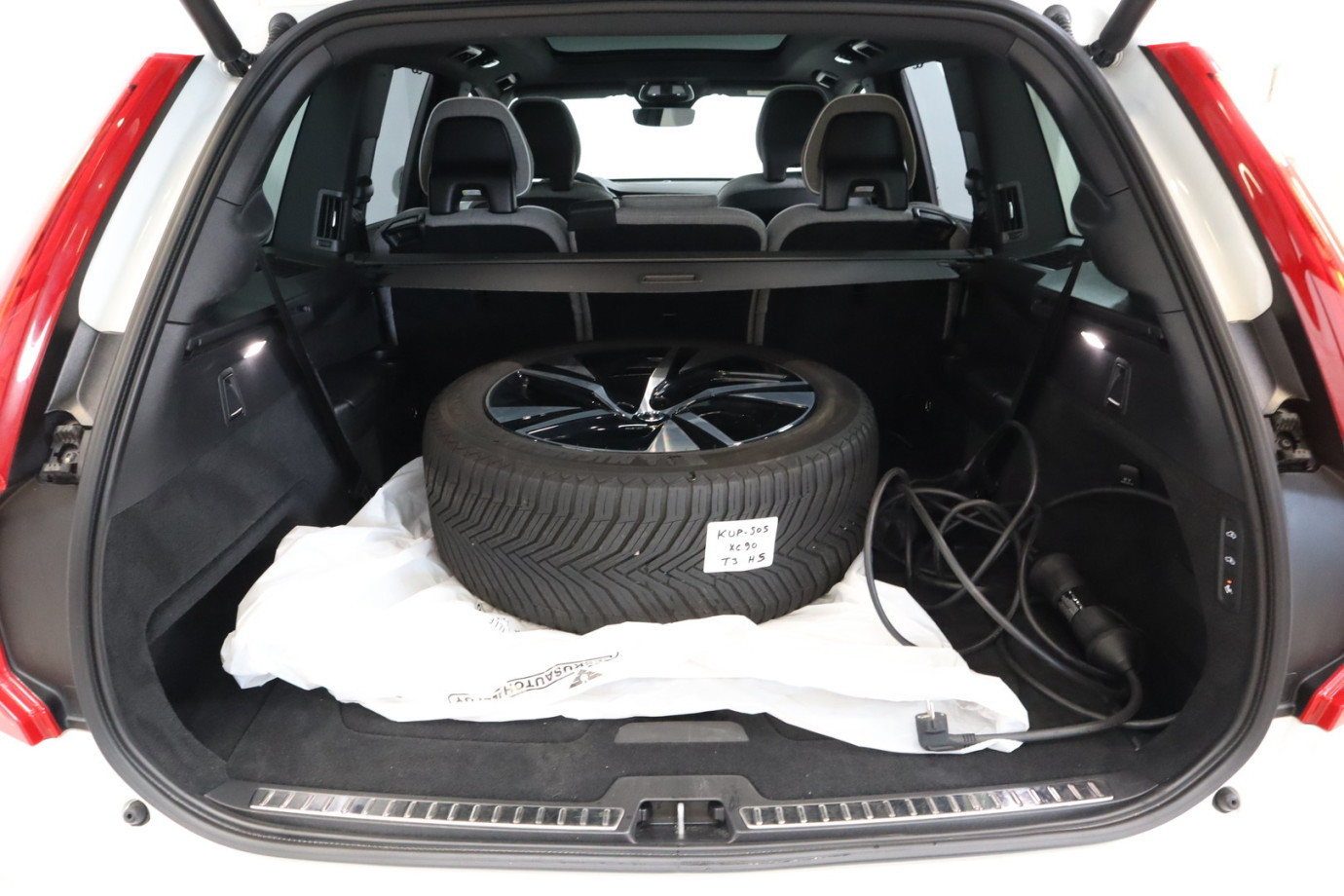 Esittelykuva VOLVO XC90 lataushybridiautosta.