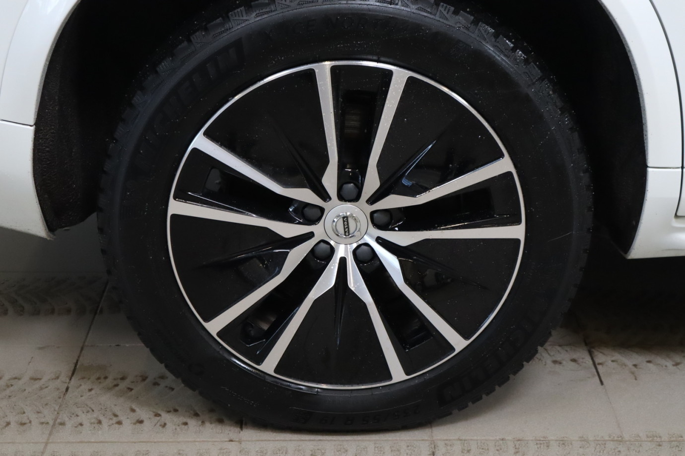 Esittelykuva VOLVO XC90 lataushybridiautosta.