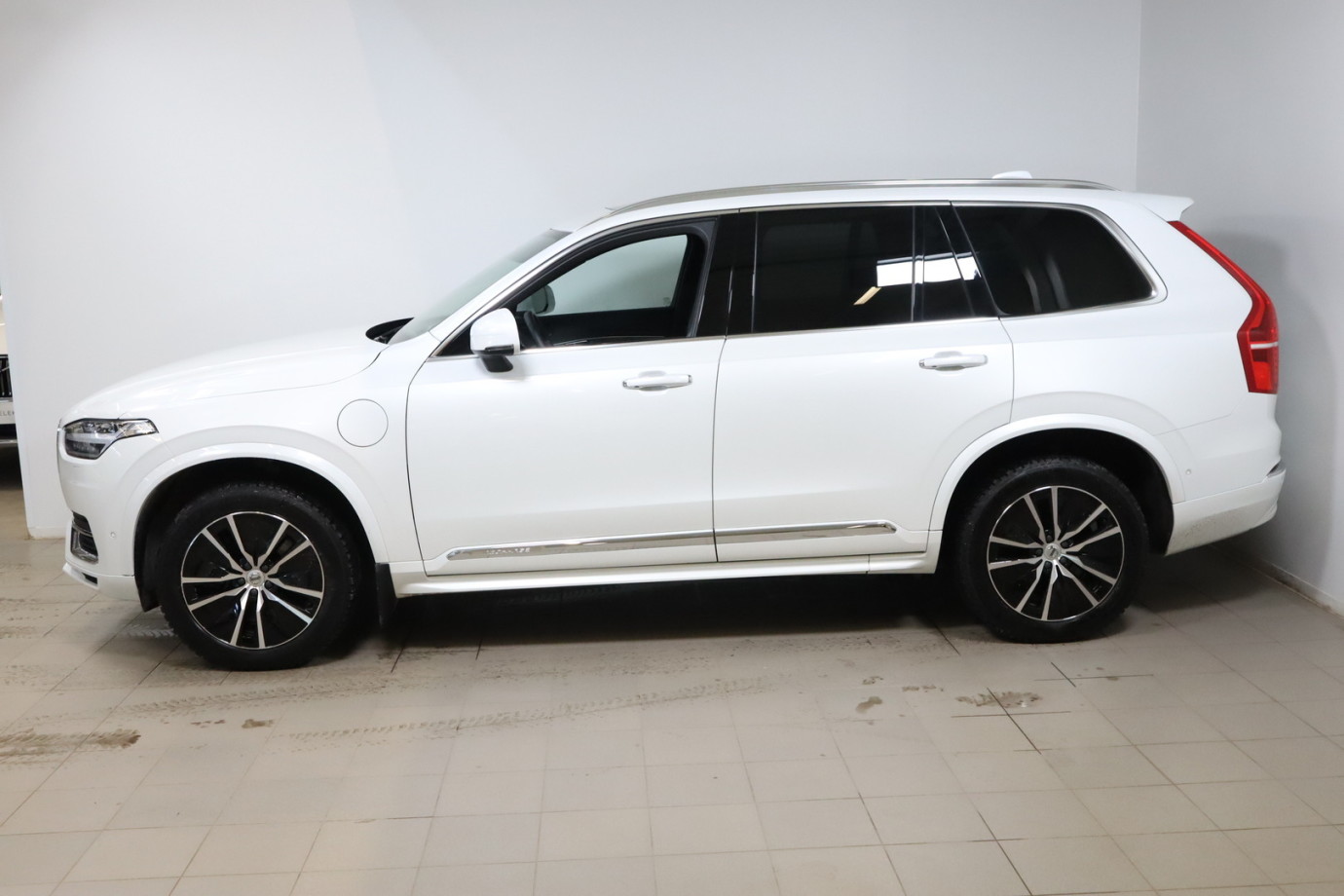 Esittelykuva VOLVO XC90 lataushybridiautosta.