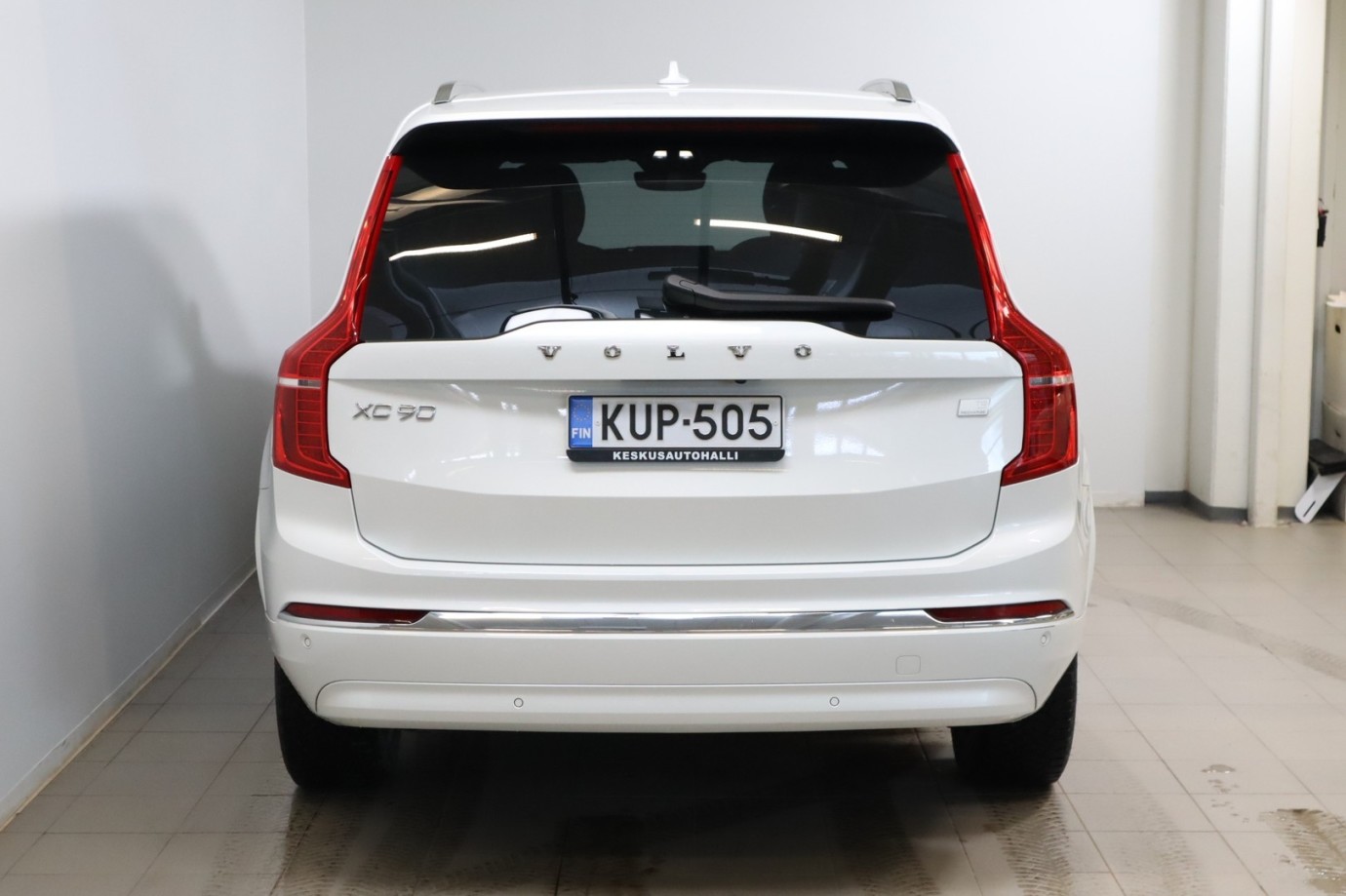Esittelykuva VOLVO XC90 lataushybridiautosta.